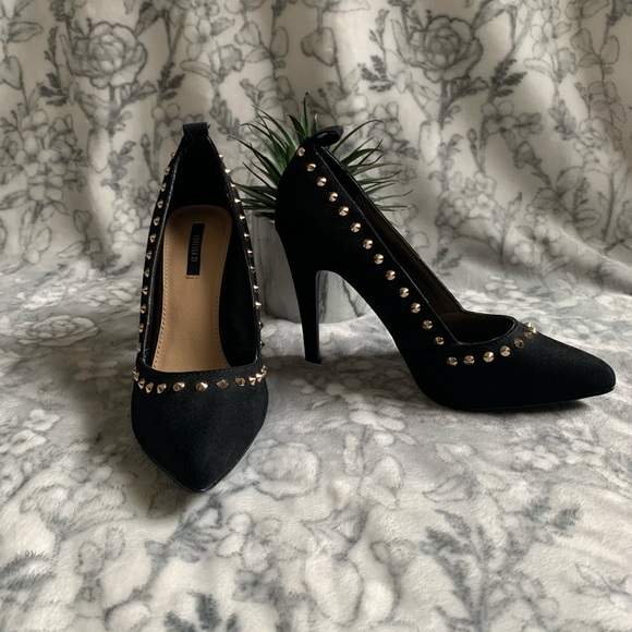 🌓 Forever 21 Black & Gold Pumps - Picture 2 of 6